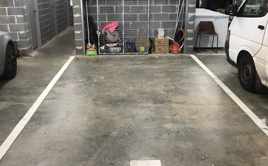 Basement garage carpark  (2MIN WALK FROM STATION)