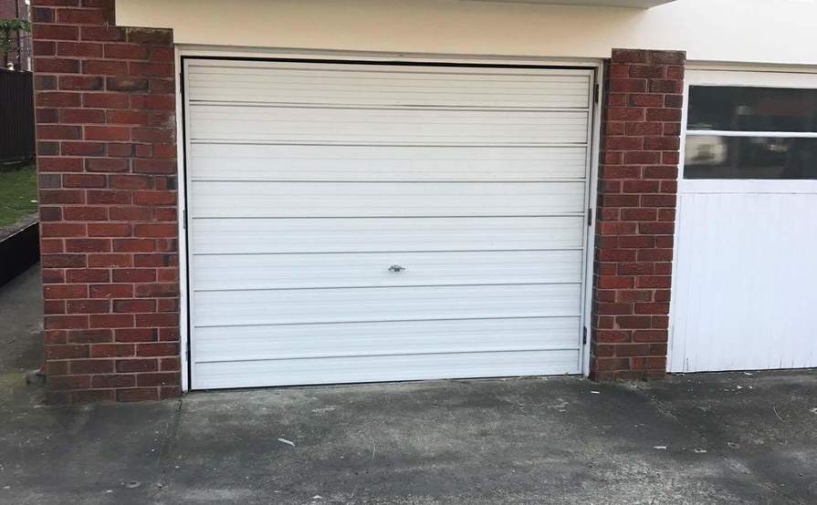 Lock-up Garage with extra Parking Space
