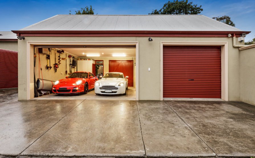 Secure, double garage, 24/7 access, 5km from CBD