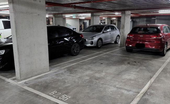 24/7 secure parking space near Uni Melb